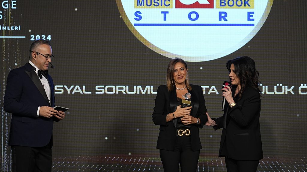 Open Stage Awards sahnesinde ödül takdimi