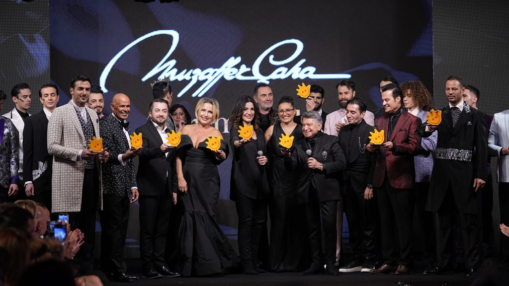 Open Stage Fashion Week kapanışında sahnede ödül tutan konuklar ve modeller