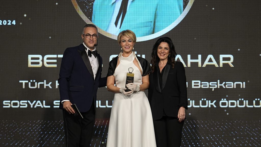 Open Stage Awards sahnesinde ödül alan konuk ve sunucular