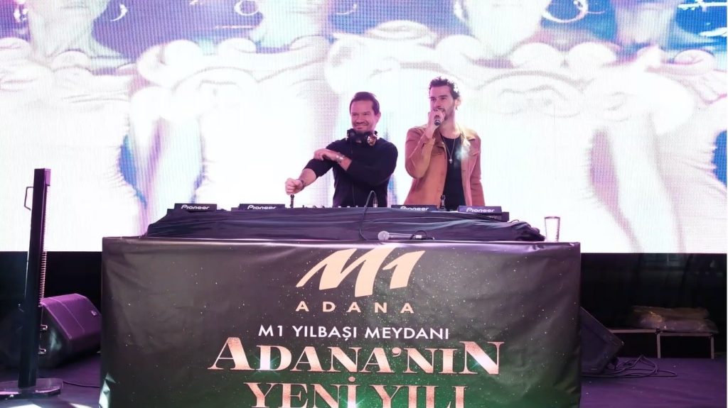 M1 Adana AVM yılbaşı sahnesinde DJ ekipmanı ve sunucu