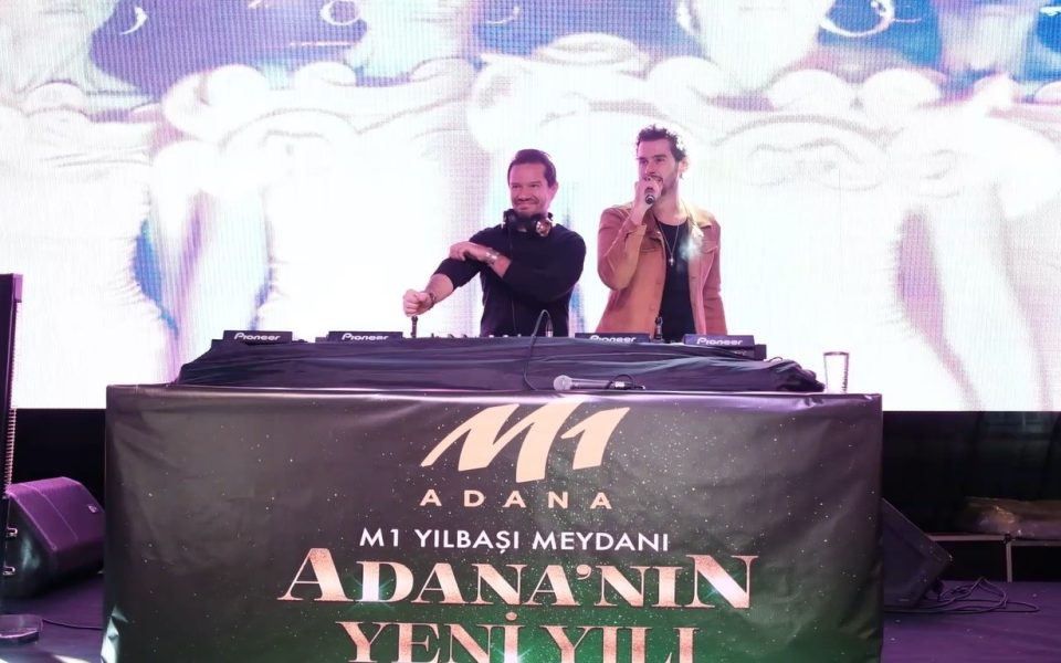 M1 Adana AVM yılbaşı sahnesinde DJ ekipmanı ve sunucu