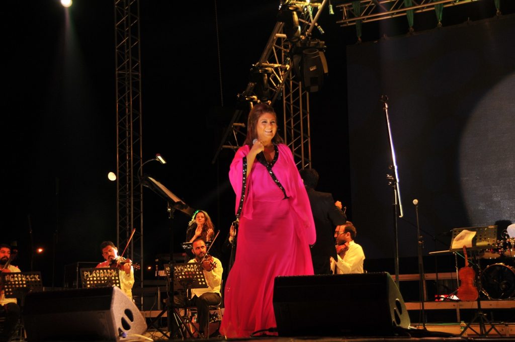 Beylikdüzü Migros AVM konserinde sahnede orkestra eşliğinde şarkı söyleyen solist