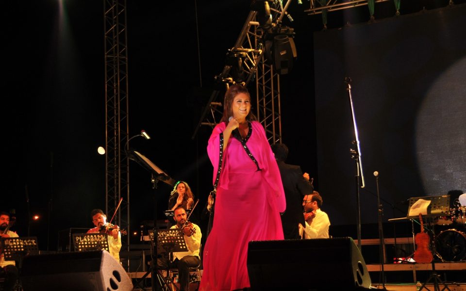 Beylikdüzü Migros AVM konserinde sahnede orkestra eşliğinde şarkı söyleyen solist