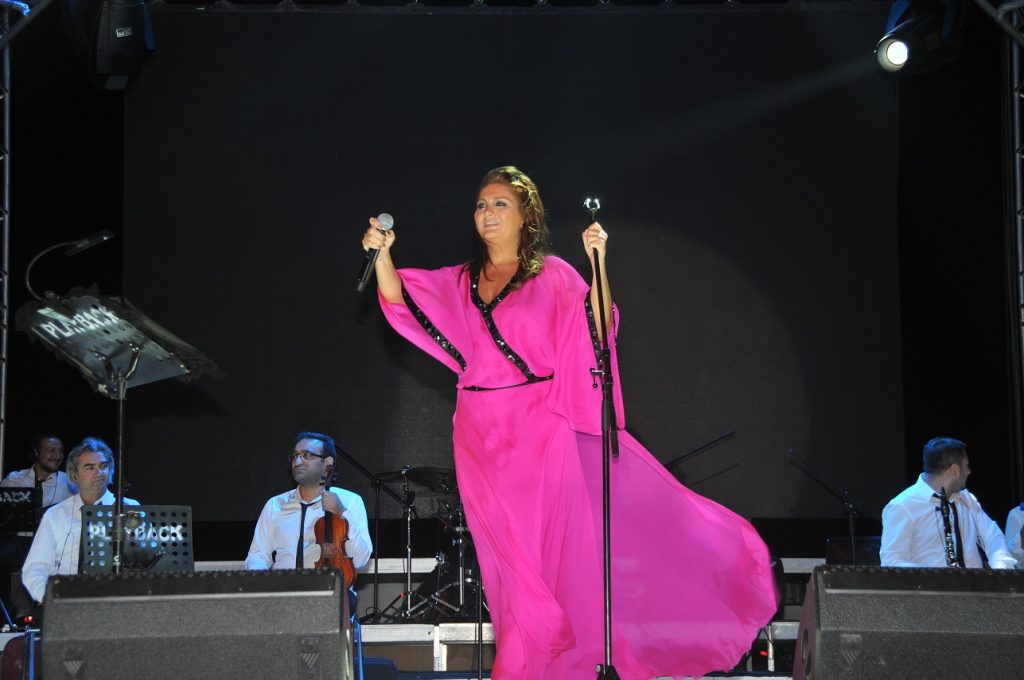 Beylikdüzü Migros AVM konser sahnesinde solist ve sahnedeki müzisyenler
